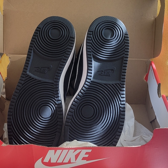 *BRAND NEW with Original Box* Men's Nike Tennis Shoes - Picture 5 of 5